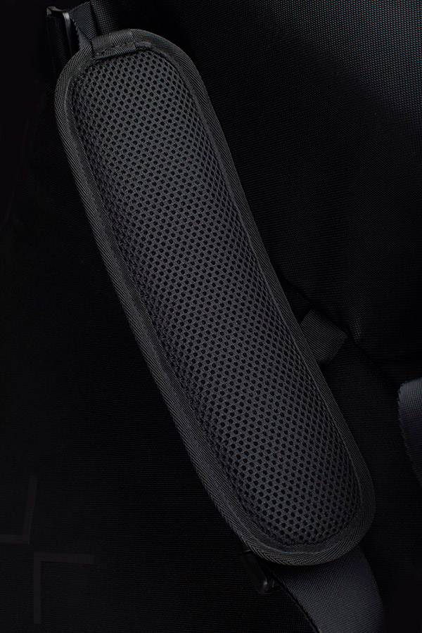 Close-up of shoulder pad on the HX Messenger Bag thumbnail